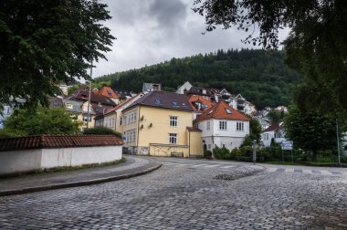 Bergen eski şehrin sokaklarında. Bergen Norveç'te ikinci en büyük şehridir. 1070 kuruldu