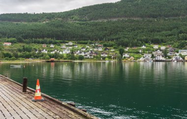 Görünümü Sognefjord ve Kaupanger. Kaupanger olduğunu Sogndal, Sogn og içinde bir kasaba Fjordane, Norveç