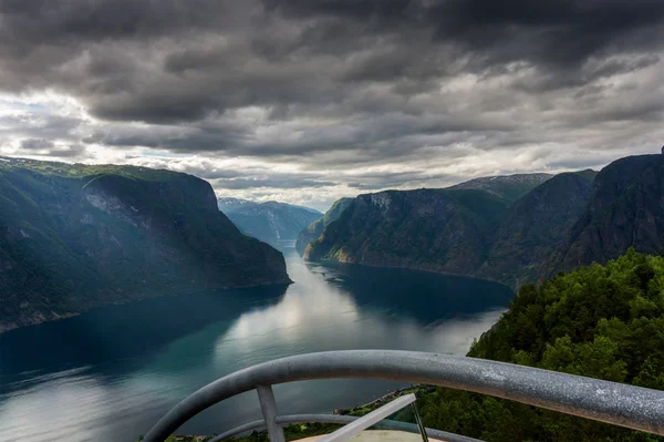 Blick Auf Den Aurlandsfjord Mit Stegastein Aussichtsplattform Ist Ein Fjord — Stockfoto