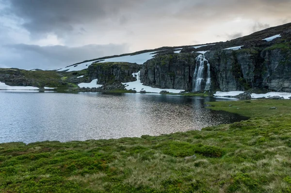 Wodospad Górach Trasie National Tourist Aurlandstjellet Flotane Zachodniej Norwegii — Zdjęcie stockowe