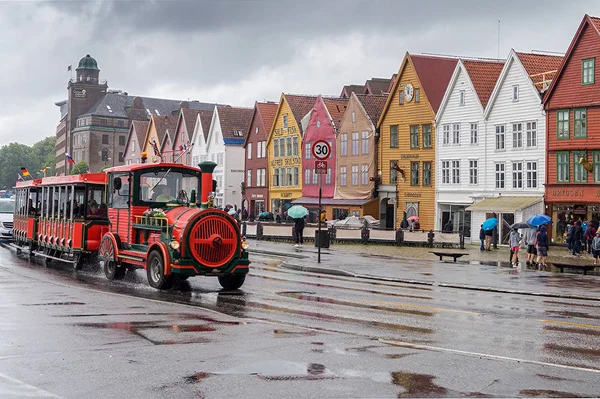 Bergen Julho Trem Turístico Rua Bryggen Jule 2017 Bergen Noruega — Fotografia de Stock