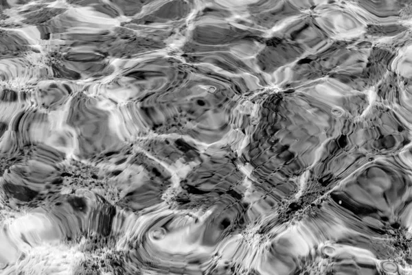 Lichtbrechung Klarem Wasser Mit Kleinen Wellen Schwarz Weiß Foto — Stockfoto