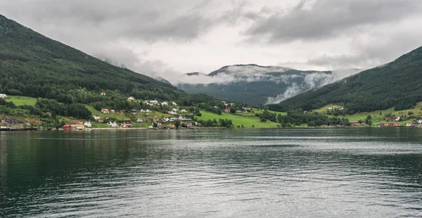 Вид Kaupanger Фіорду Kaupanger Село Місті Sogndal Согне Fjordane Норвегія — стокове фото