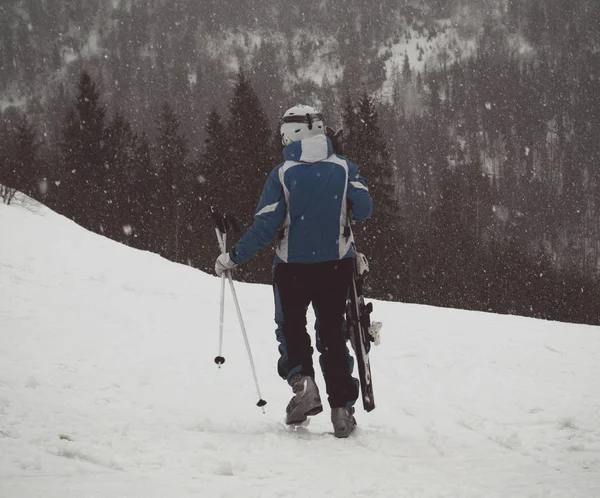 Skier Walks Slope Skis His Hand Snow — Stock Photo, Image