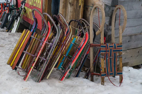 Sok Gyerek Szánkók Állni Hóban — Stock Fotó