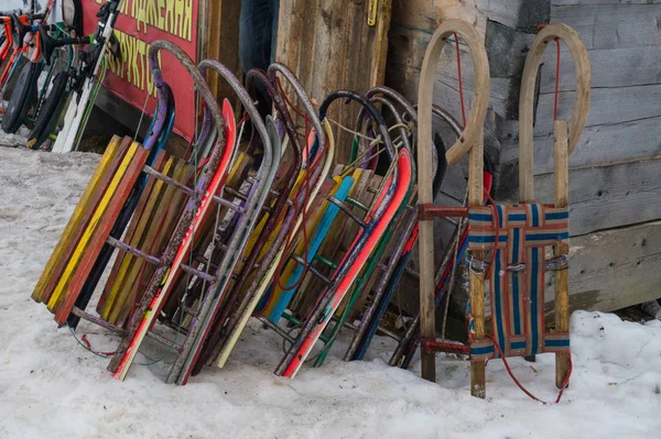 Muchos Trineos Para Niños Están Nieve —  Fotos de Stock