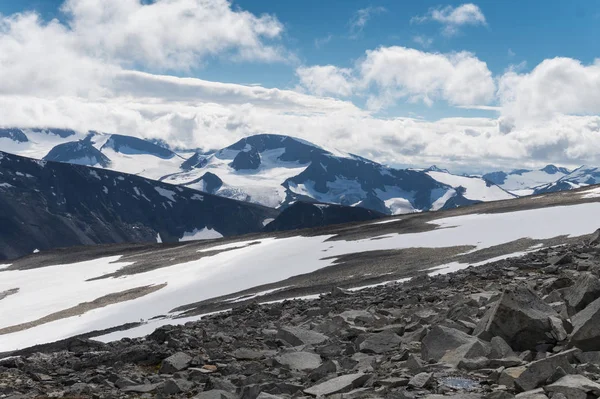 Pista Rocciosa Sullo Sfondo Delle Montagne Innevate Nel Parco Nazionale — Foto Stock