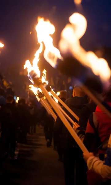 Colonne Personnes Marchant Avec Des Torches — Photo