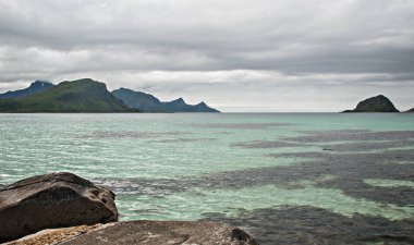 Kayalık sahil, kumlu plaj turkuaz su, Lofoten Adalar, Norveç ile. Ulusal Turizm yol Lofoten