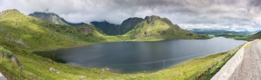 Pitoresk yeşil tepeler ve lake Road, Lofoten Adalar, Norveç. Ulusal Turizm yol Lofoten