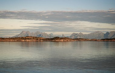 Akşamları, Lofoten, Norveç ufukta su üstünde kayalık sahil