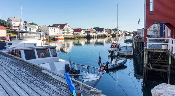 釣り村 ヘニングスヴァールにある ロフォーテン諸島 ノルウェーに白の家します 観光国道ロフォーテン諸島 — ストック写真