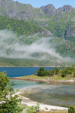Blue Bay'li bir arka planda dağ içinde belgili tanımlık bulut, Lofoten, Norveç