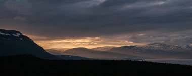 Yaz aylarında Midnight sun Abisko Milli Parkı, İsveç