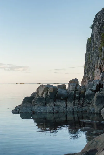 Скелястий Берег Над Водою Увечері Прибуття Норвегія — стокове фото