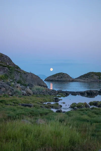 Vollmond Über Dem Meer Und Felsen Lofoten Norwegen — Stockfoto