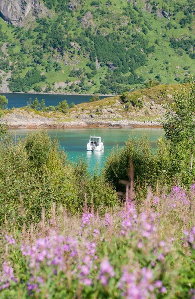 White Boat Blue Bay Background Mountains — Stock Photo, Image