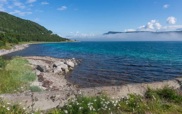 Steenachtige Oever Van Blauwe Baai Tegen Achtergrond Van Bergen Mist — Stockfoto
