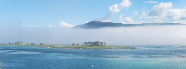 Ilhota Verde Uma Baía Azul Nevoeiro Fundo Montanhas Lofoten Noruega — Fotografia de Stock