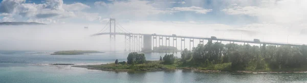 Die Brücke Von Tjeldsund Nebel Die Brücke Verbindet Die Insel — Stockfoto