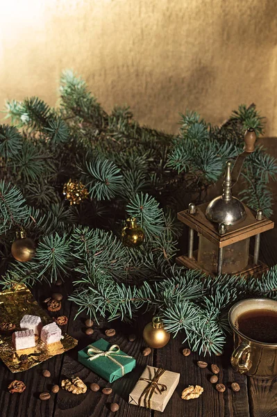 Kaffekvarn Kaffebönor Och Julgran Gren Träbord — Stockfoto