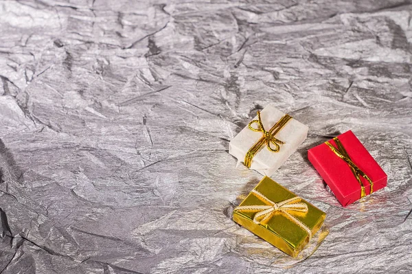 Cajas Con Regalos Sobre Fondo Plateado — Foto de Stock