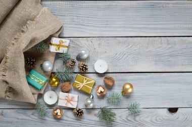 Beyaz ahşap yüzey bir torba içinde Noel süsleri