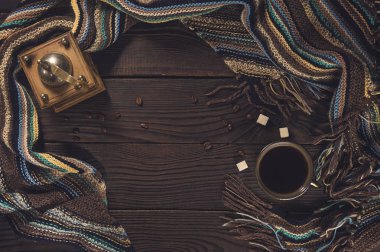 Kahve Öğütücü, kupa ve ahşap bir masa üzerinde sıcak eşarp