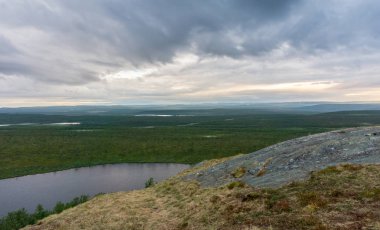 Günbatımı, Finnmark, Kuzey Norveç tundra peyzaj