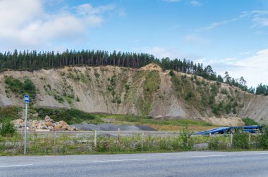 Bitüm ocağında, Kuzey Norveç araştırma. Asfalt, boya, çatı kaplama malzemeleri üretimi için kullanılan