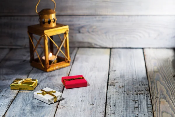 Linterna Con Una Vela Decoraciones Navideñas Superficie Madera Blanca — Foto de Stock