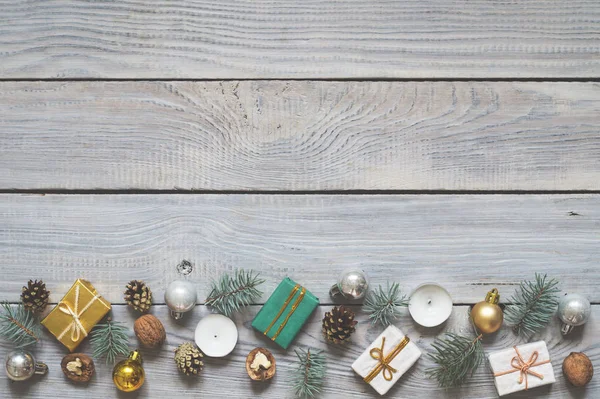 Decoraciones Navideñas Sobre Una Superficie Madera Blanca — Foto de Stock