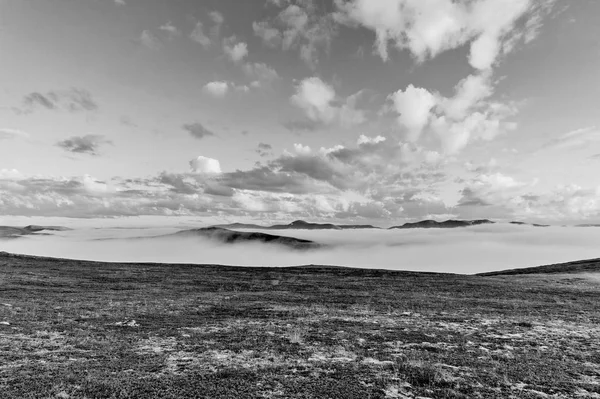 Nebel Auf Hügeln Bei Sonnenuntergang Insel Soroya Norwegen — Stockfoto