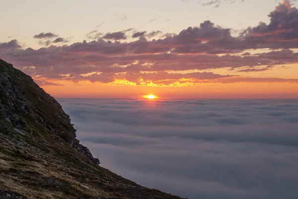 Soroya ノルウェーの岩の上の霧の夕日 — ストック写真