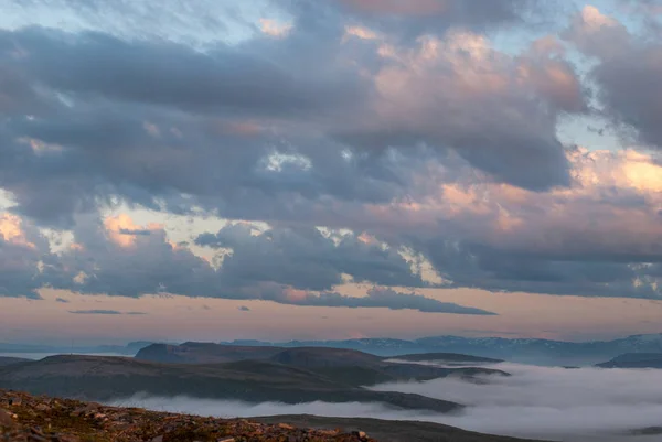 Nebel Auf Den Hügeln Bei Sonnenuntergang Insel Soroya Norwegen — Stockfoto