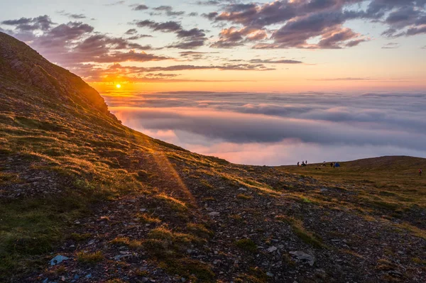 Pôr Sol Nevoeiro Nas Rochas Ilha Soroya Noruega — Fotografia de Stock