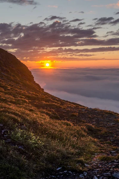 Soroya ノルウェーの岩の上の霧の夕日 — ストック写真