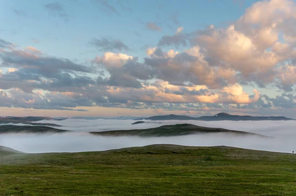 Nebel Auf Den Hügeln Bei Sonnenuntergang Insel Soroya Norwegen — Stockfoto