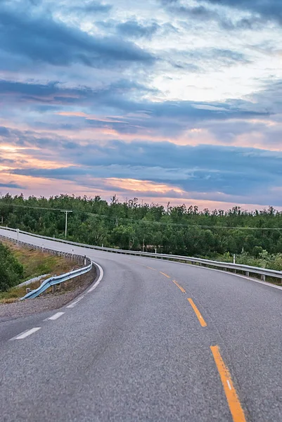 Dönüş yolun bulutlu akşam gökyüzü arka planı