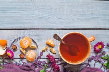 Fincan çay, çiçekler ve mandalina Beyaz ahşap tablo