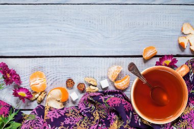 Fincan çay, çiçekler ve mandalina Beyaz ahşap tablo