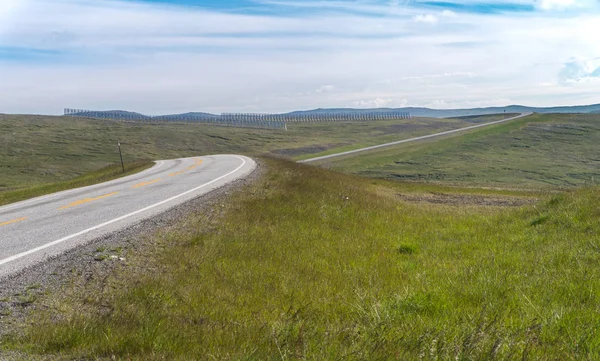 Estrada Estende Distância Fundo Prados Verdes — Fotografia de Stock