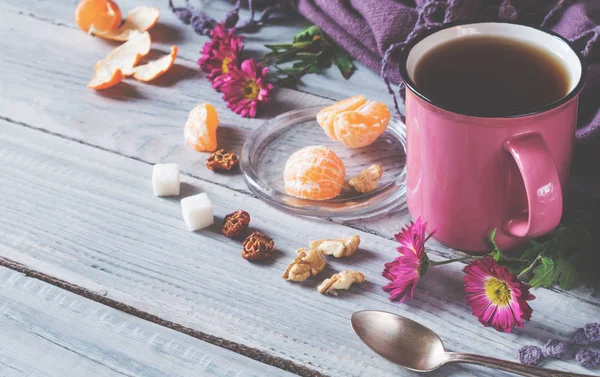 Tasse Tee Blumen Und Mandarine Auf Weißem Holztisch — Stockfoto
