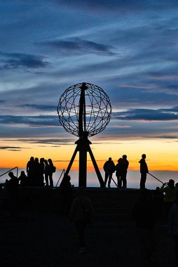 North Cape küre Anıtı gece yarısı, Mageroya Adası, Norveç
