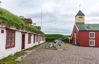 Vardo, Norveç - 13 Ağustos 2017: Binalar ve silah Vardohus kale