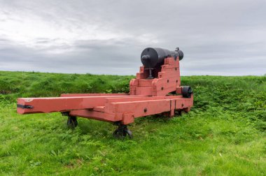 Vardo, Norveç - 13 Ağustos 2017: Binalar ve silah Vardohus kale