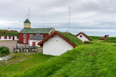 Vardo, Norveç - 13 Ağustos 2017: Binalar ve silah Vardohus kale