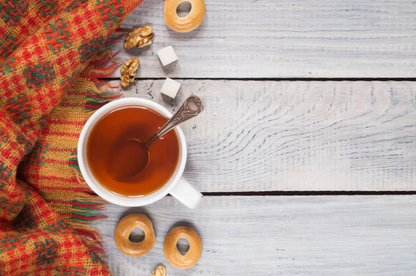 Eine Tasse Tee Und Ein Gestrickter Schal Auf Dem Hintergrund — Stockfoto
