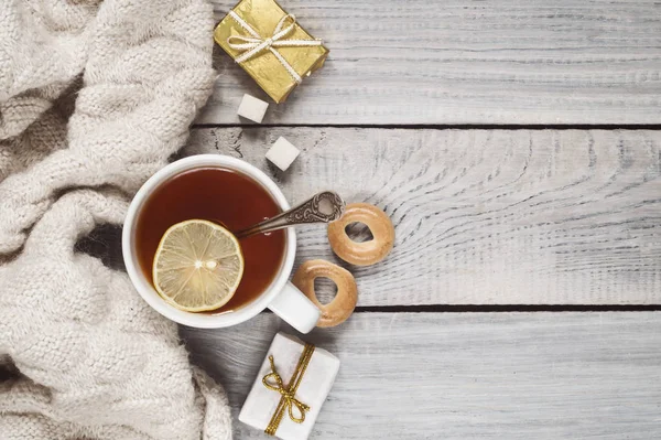 Une Tasse Thé Une Écharpe Tricotée Des Cadeaux Sur Fond — Photo