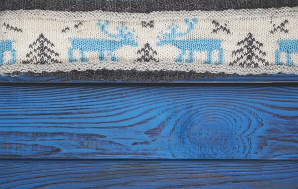 Fragmento Lenço Tricotado Superfície Madeira Azul — Fotografia de Stock